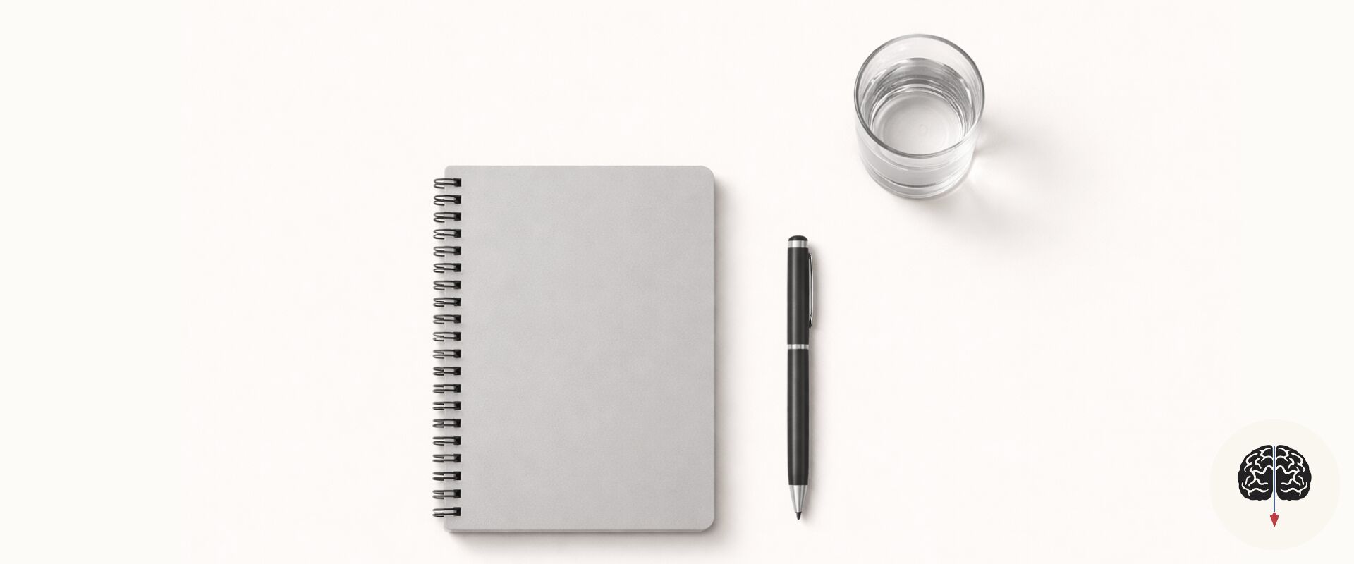 Mesa de trabalho minimalista e organizada para máxima clareza mental