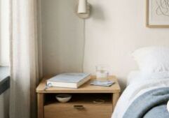 Criado-mudo organizado com livro, representando higiene mental e calma