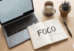 Mesa de trabalho organizada simbolizando foco e clareza mental