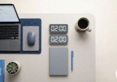 Timer digital marcando dois minutos em uma mesa organizada